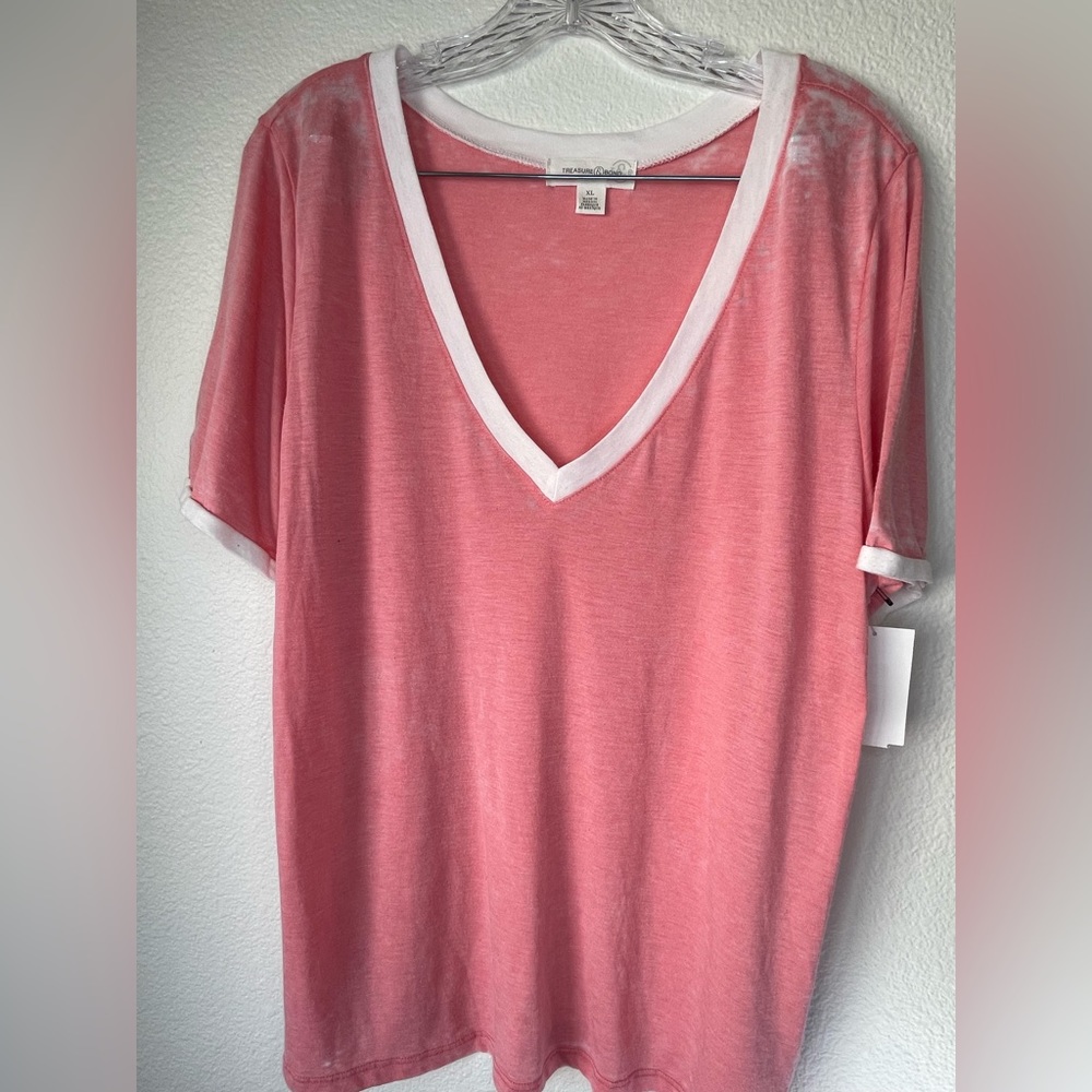 PINK/ WHITE V-NECK T-SHIRT / TREASURE&BOND